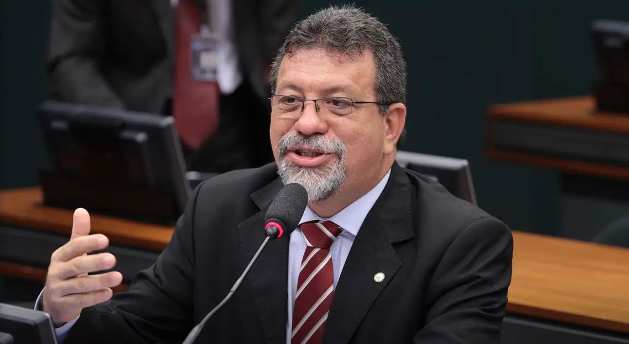 Afonso Florence critica tom de ACM Neto e acusa ex-prefeito de distorcer realidade da Bahia