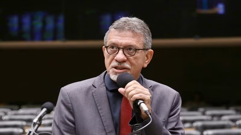 Afonso Florence desafia Flávio Bolsonaro a divulgar extratos de conta ligada a advogado investigado pelo INSS