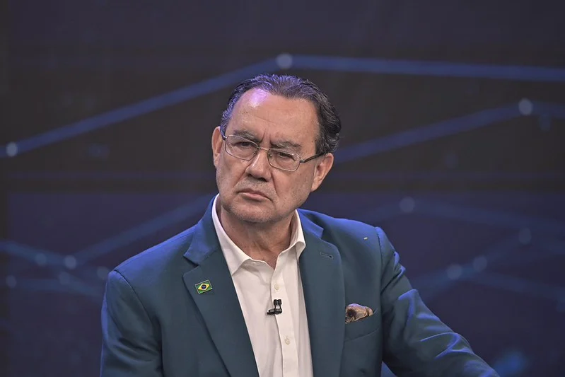 Augusto Cury declara apoio a Flávio Bolsonaro, mas faz ressalva: “Não como um cheque em branco”