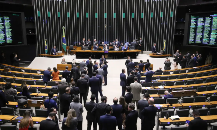 Câmara aprova aposentadoria compulsória de empregados públicos aos 75 anos