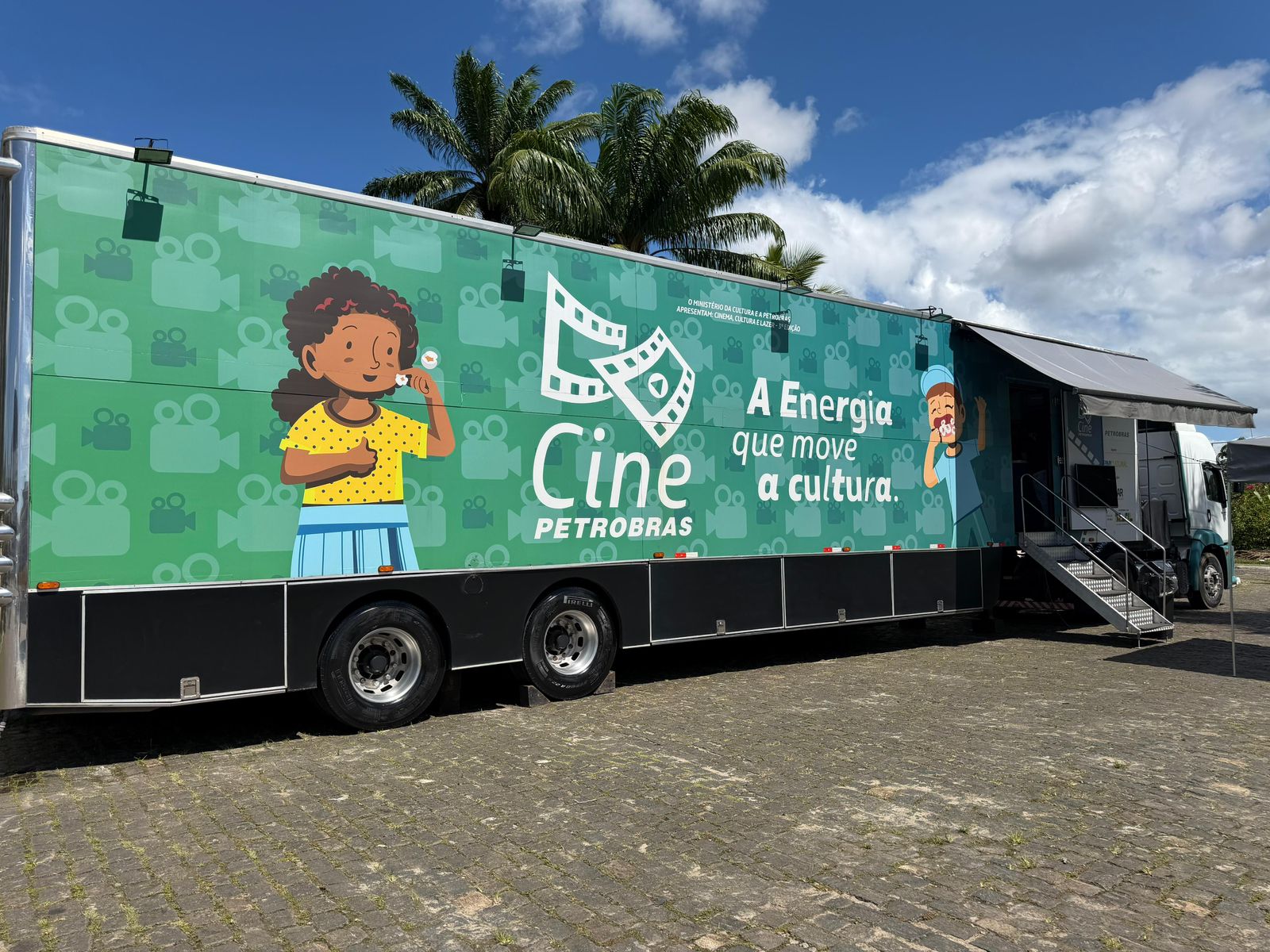 Cine Petrobras chega a Valença e transforma espaço público em sala de cinema para estudantes e comunidade