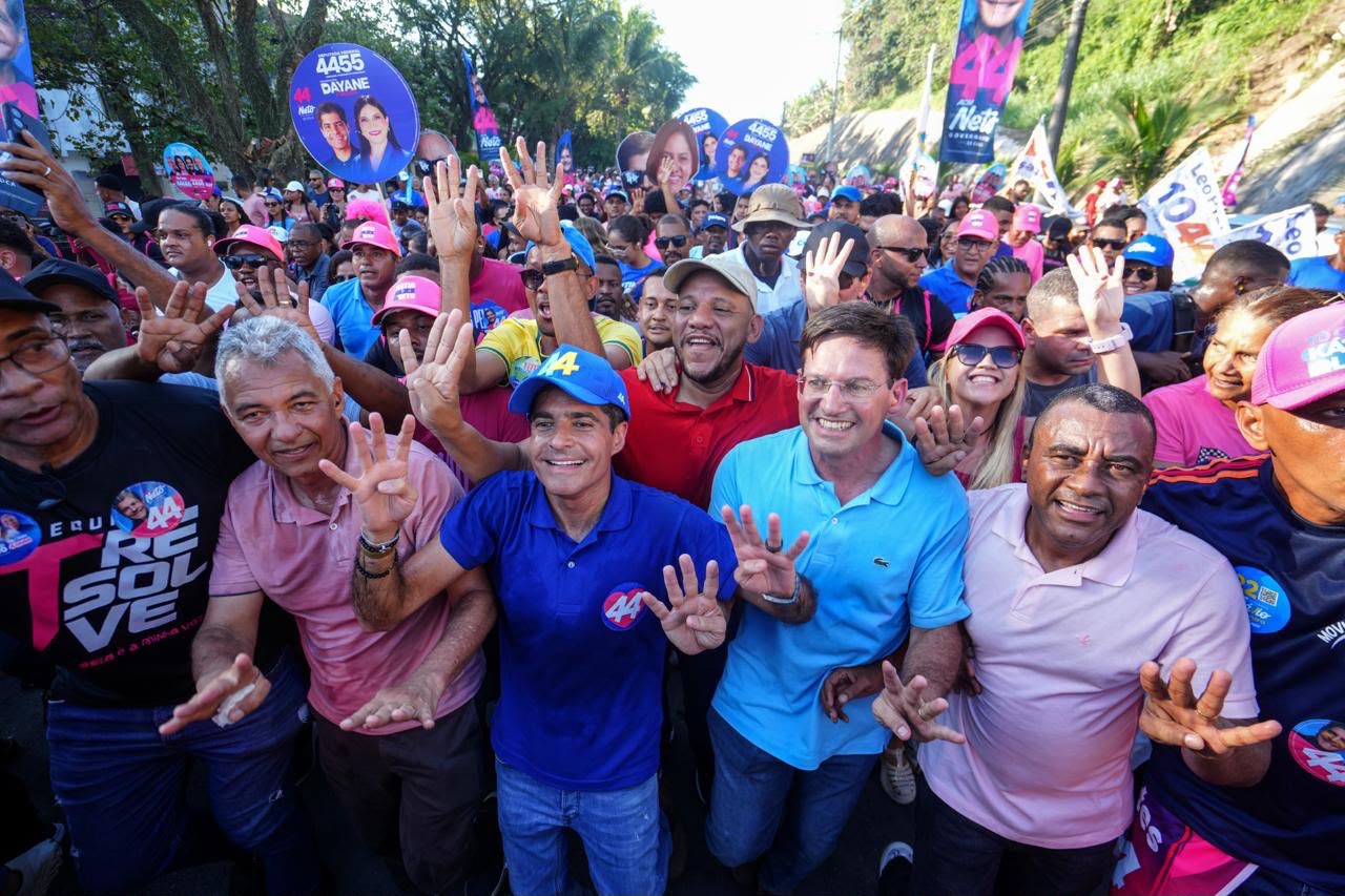 Com ruas lotadas, ACM Neto faz caminhada em Simões Filho: “faltam 21 dias para a Bahia votar pela mudança”