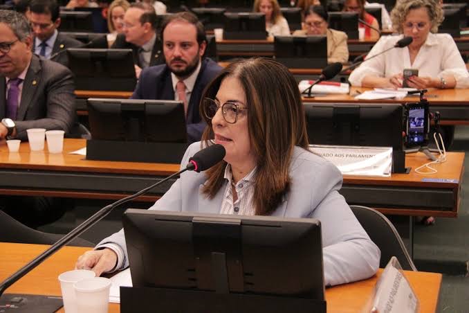 Deputada Rogéria Santos cobra Ministério da Saúde sobre investimentos em mamografias no combate ao câncer de mama