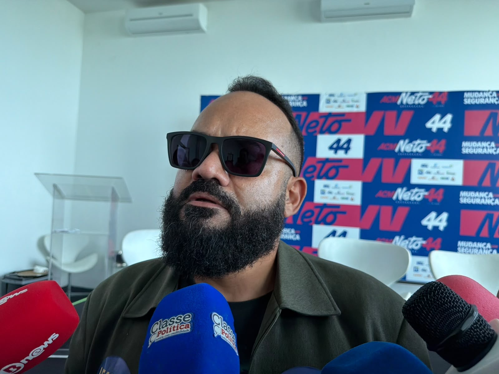 “Ele está mentindo mais uma vez”, dispara Leandro de Jesus ao contestar promessa de 92% cumpridas por Jerônimo
