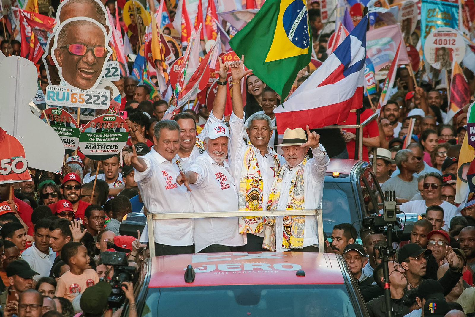 Em caminhada na Bahia, Lula destaca importância de eleger Wagner e Rui