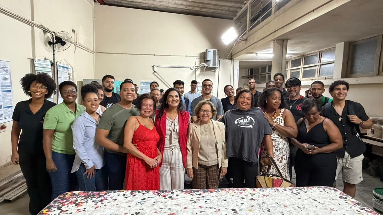 Emenda parlamentar de Lídice apoia projeto do IFBA que transforma plástico reciclado em móveis e gera renda em Salvador