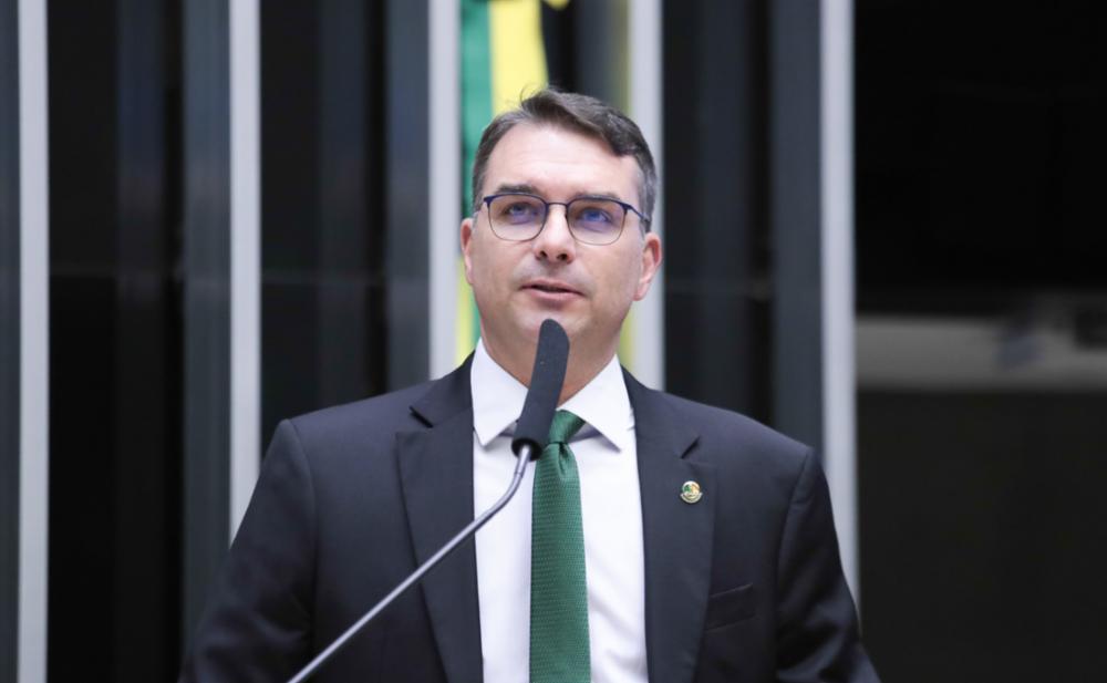 Envolto no caso Master, Flávio Bolsonaro critica PT após operação da PF contra líder do governo