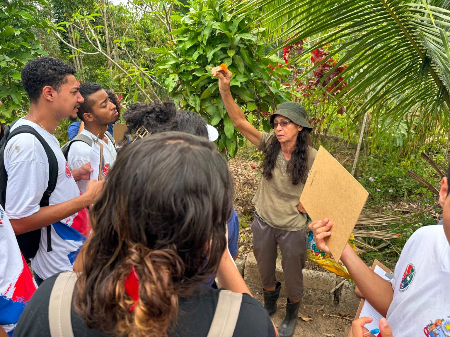 Estudantes de Camaçari aprendem sobre agroecologia e saberes tradicionais na zona rural