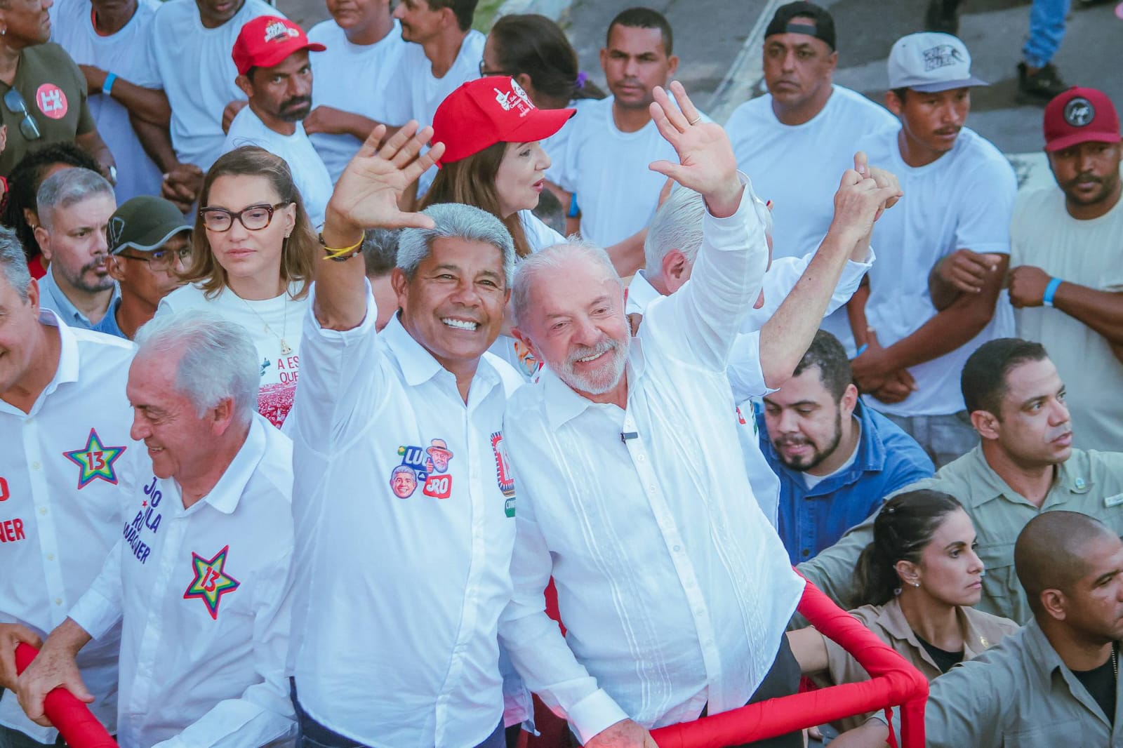 ""Fizemos o bom debate nessa campanha", exalta Jerônimo Rodrigues durante caminhada com Lula em Salvador