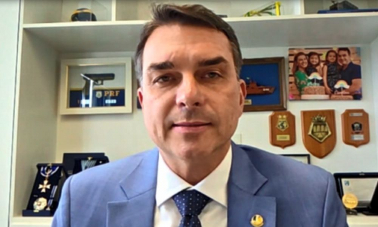 Flávio diz que dinheiro foi para um fundo exclusivo para o filme, não para Eduardo