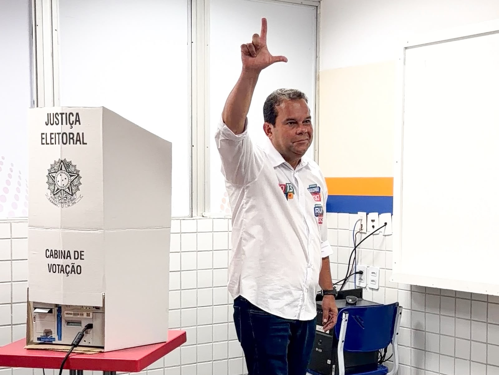 Geraldinho vota acompanhado do governador Jerônimo e projeta vitória no primeiro turno