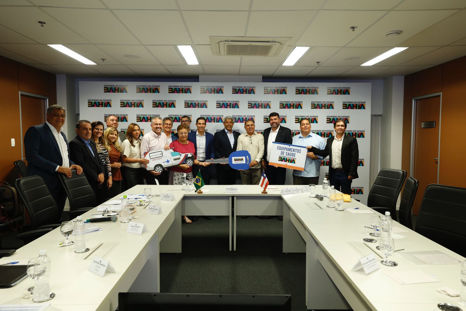 Governo entrega ambulância, veículo administrativo e equipamentos para fortalecer a saúde em Canudos