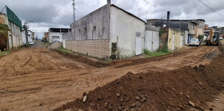 Governo Marcos Medrado em Valença executa terraplanagem e aplicação de solo-brita na Segunda Travessa da Avenida Dendezeiros