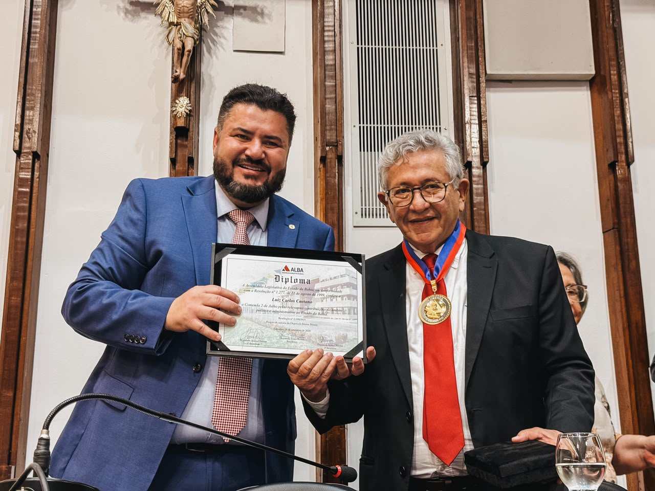 Júnior Muniz exalta legado de Luiz Caetano durante entrega da Comenda 2 de Julho: “honraria merecida”