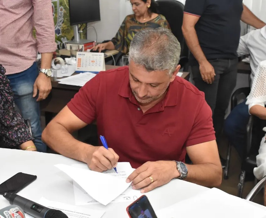 Nal Azevedo autoriza licitação para implantação de transporte coletivo em Guanambi