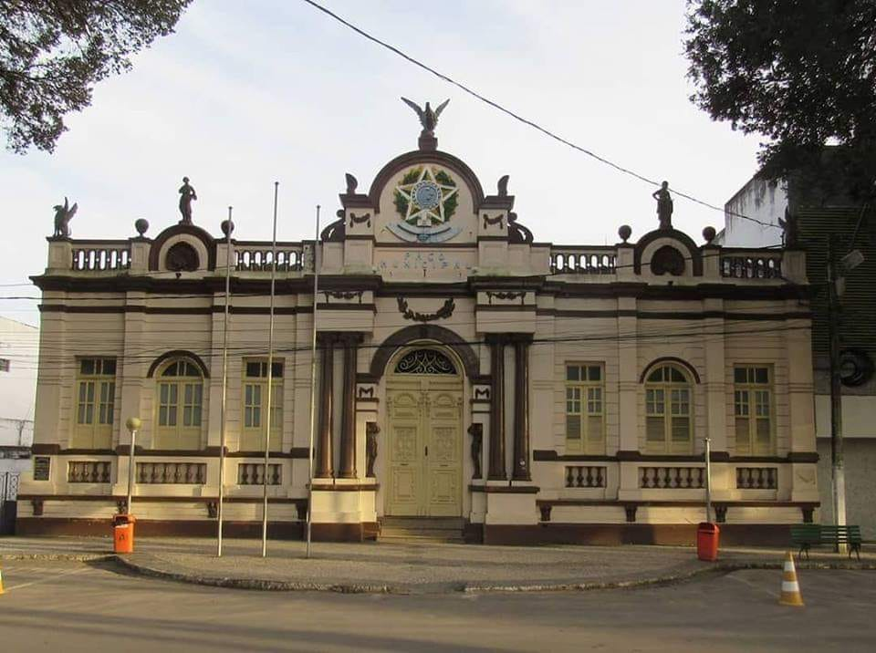 “Não há como agir de maneira diferente”, diz prefeito ao anunciar exonerações e redução de salários