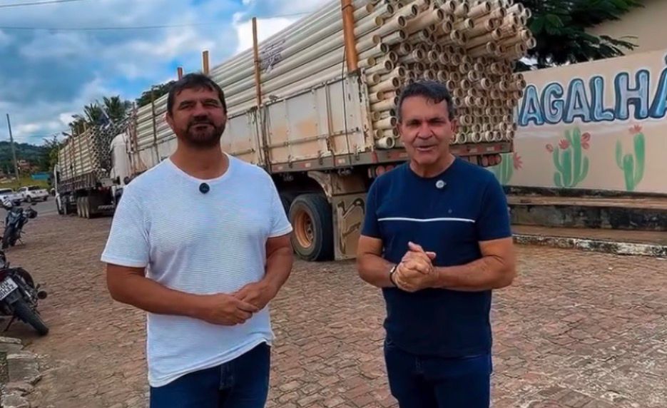 Piu de Santo anuncia chegada de tubos para obra de adutora, ao lado do vice Waldemar Ramos, em Iramaia: "Um sonho saindo do papel"