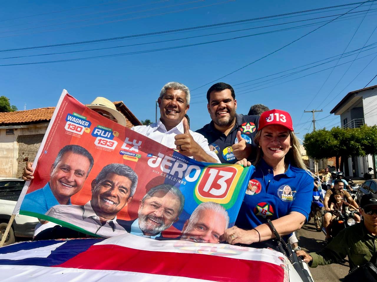 Prefeito do União Brasil ostenta bandeira de Jerônimo em ato no interior da Bahia