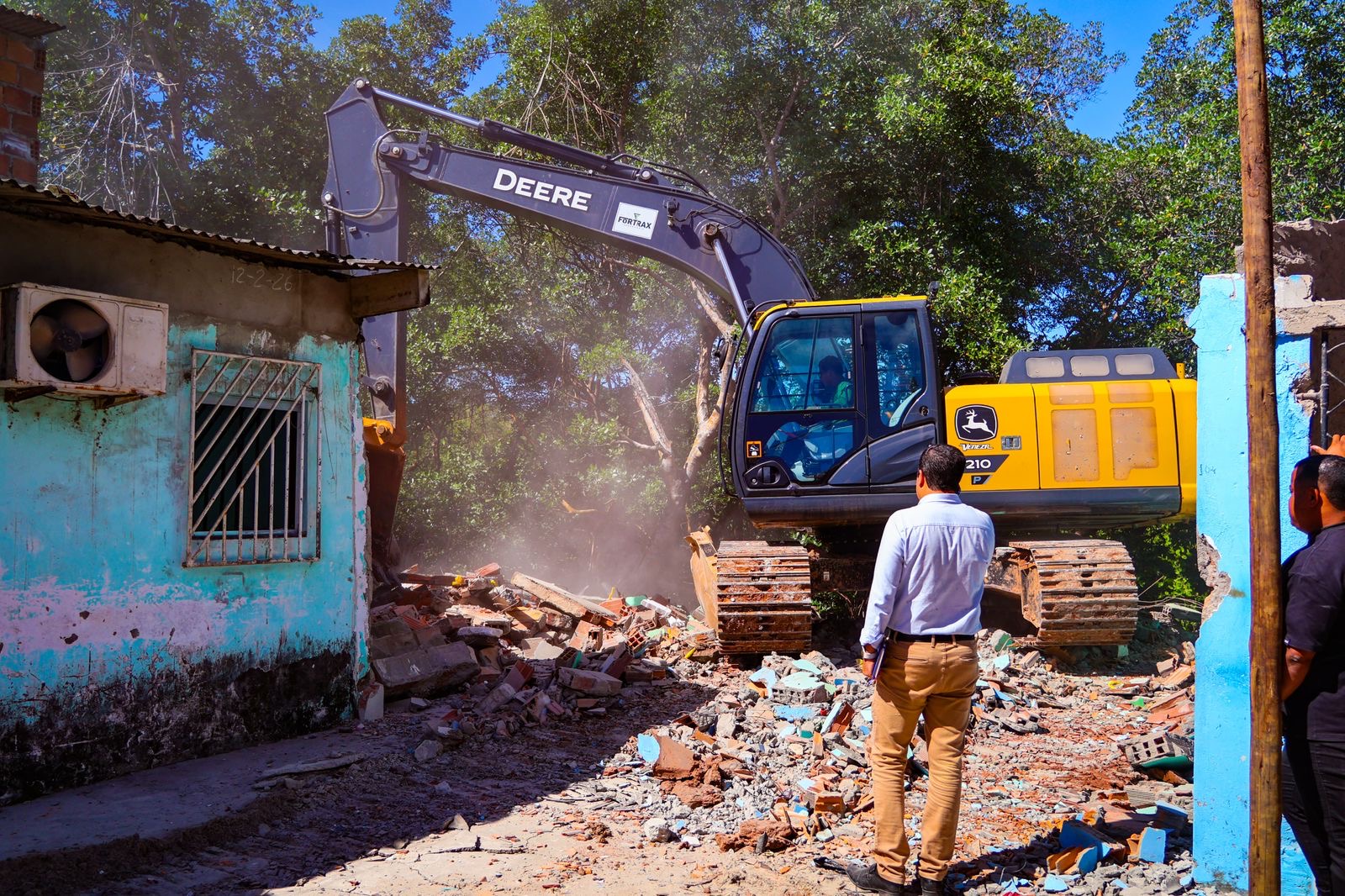 Prefeitura de Valença executa demolição preventiva em área de manguezal no Guaibim