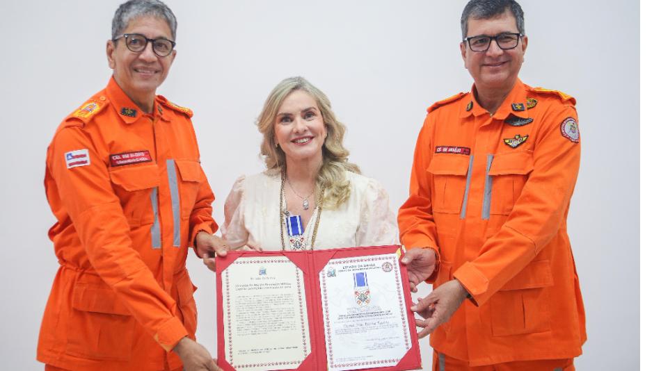 Presidente da ALBA recebe a mais alta honraria do Corpo de Bombeiros Militar da Bahia