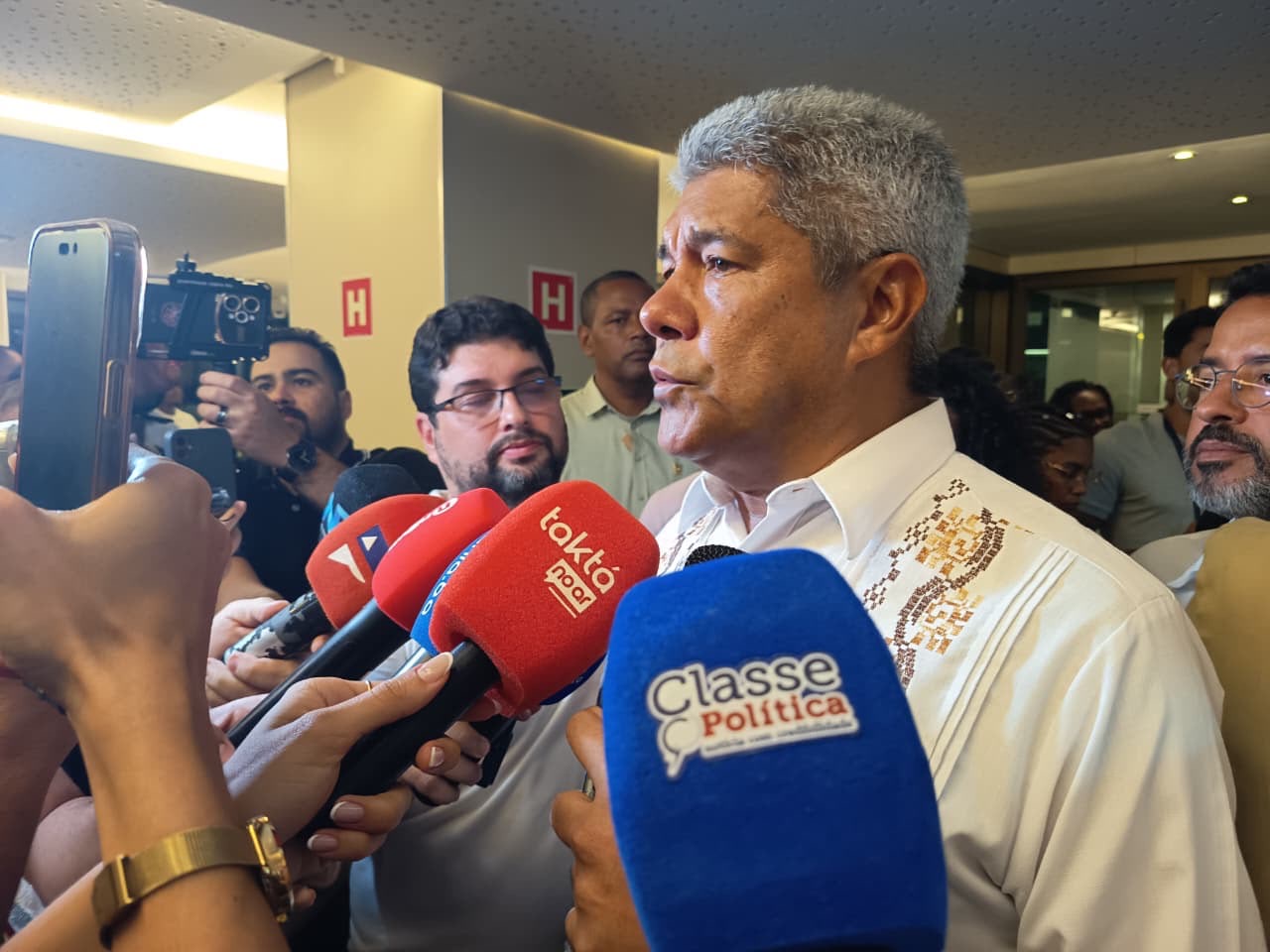 “Quem não faz tenta desqualificar quem entrega”, rebate Jerônimo após críticas de Bruno Reis às obras do Estado
