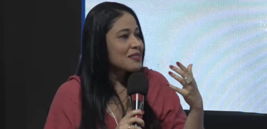 Referência em bastidor da política, repórter Carine Andrade afirma que o papel do jornalista é fazer oposição