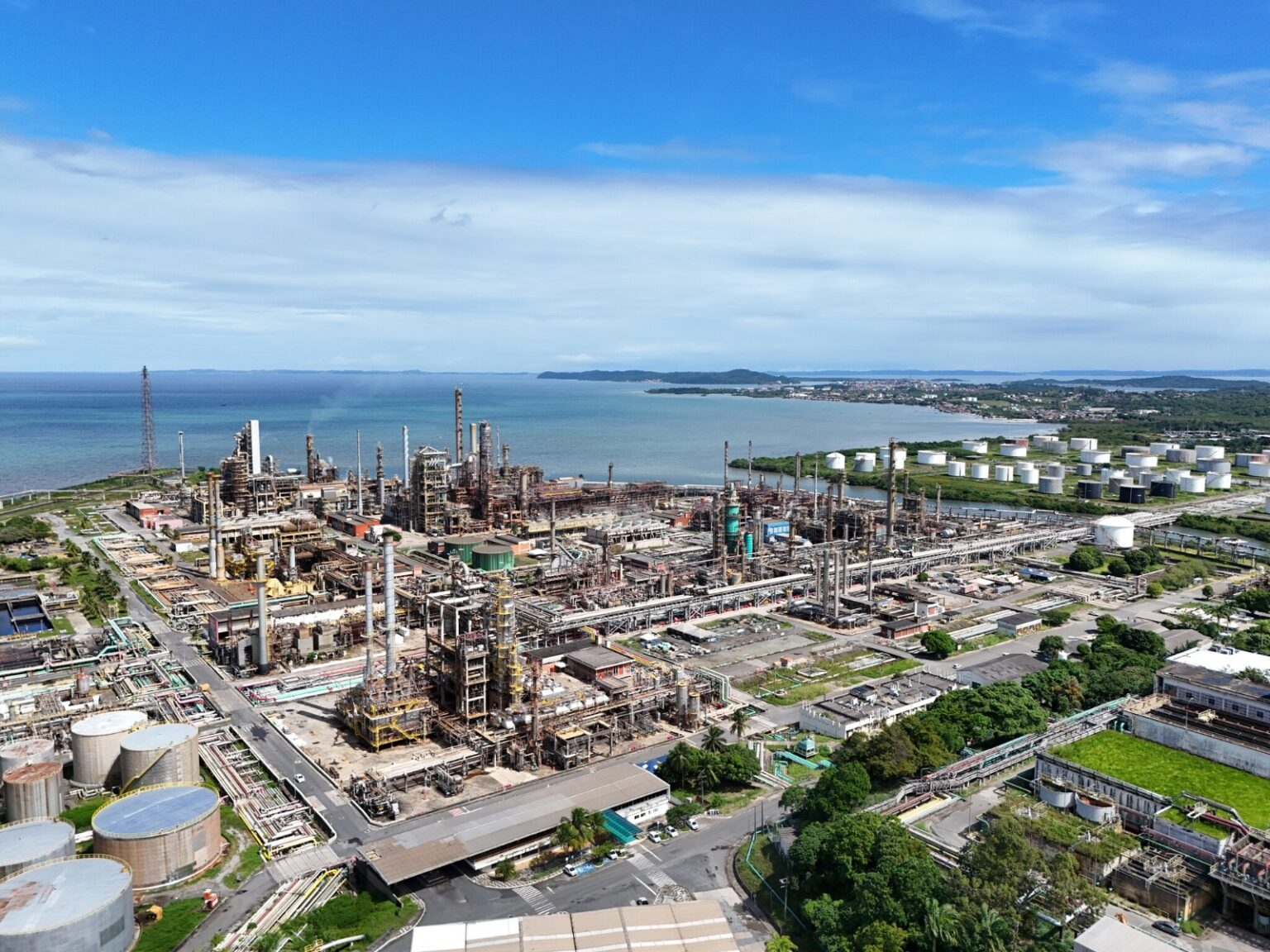 Refinaria de Mataripe completa 76 anos com recorde de processamento de petróleo