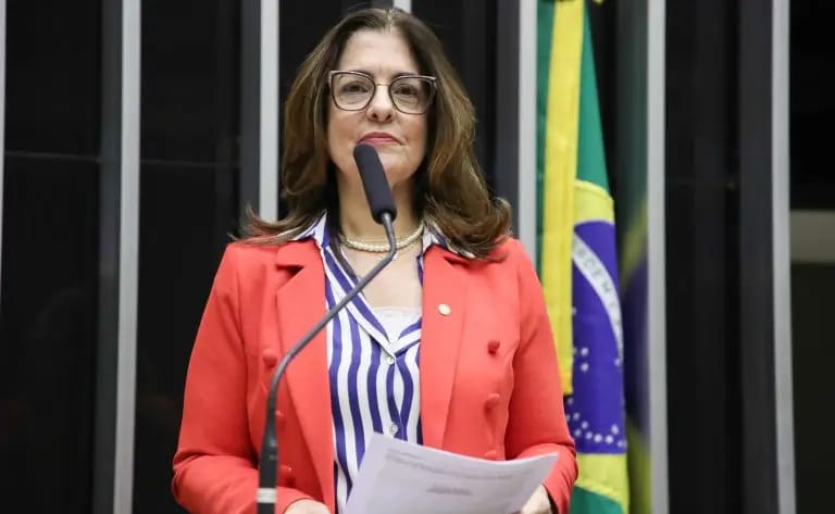 Rogéria Santos defende intérprete de Libras em hospitais e projeto avança na Câmara