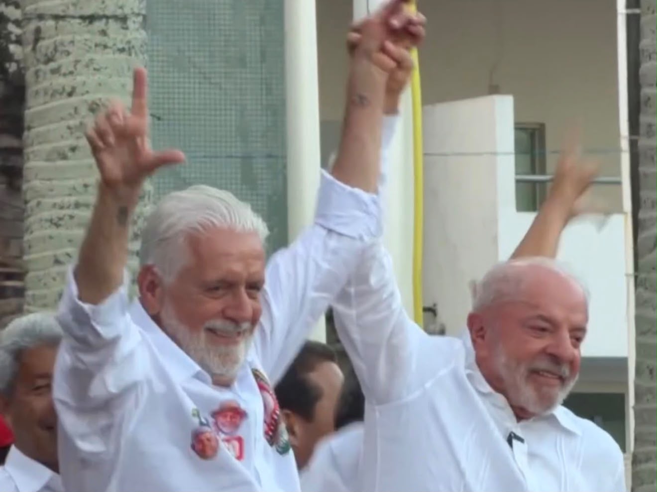 “Sentir a energia dessa multidão é diferente para qualquer um", afirma Wagner em caminhada com Lula em Salvador