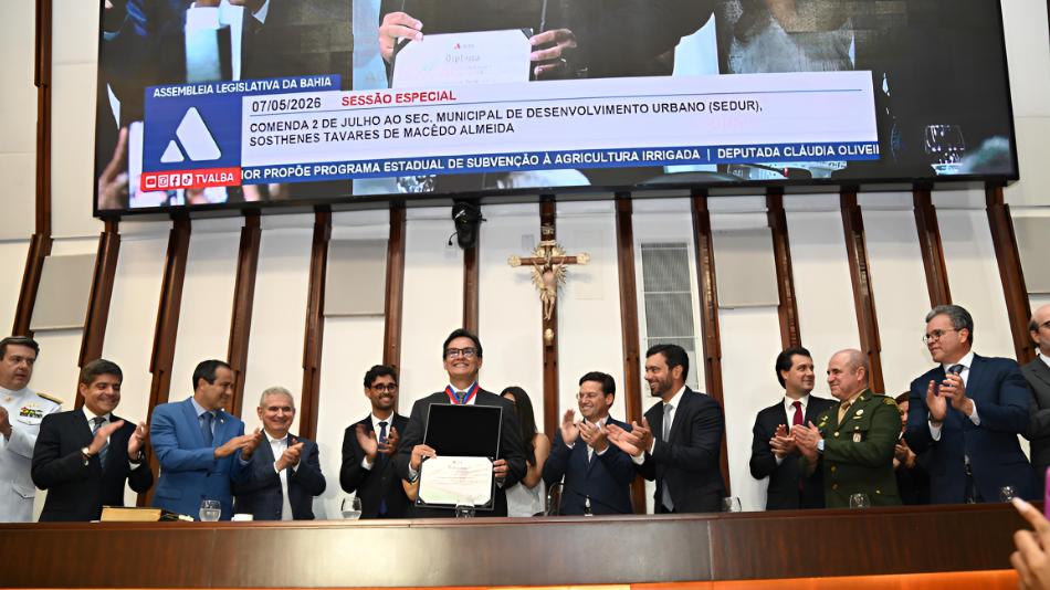 Sosthenes Macêdo recebe homenagem cercado por autoridades e emoção na ALBA