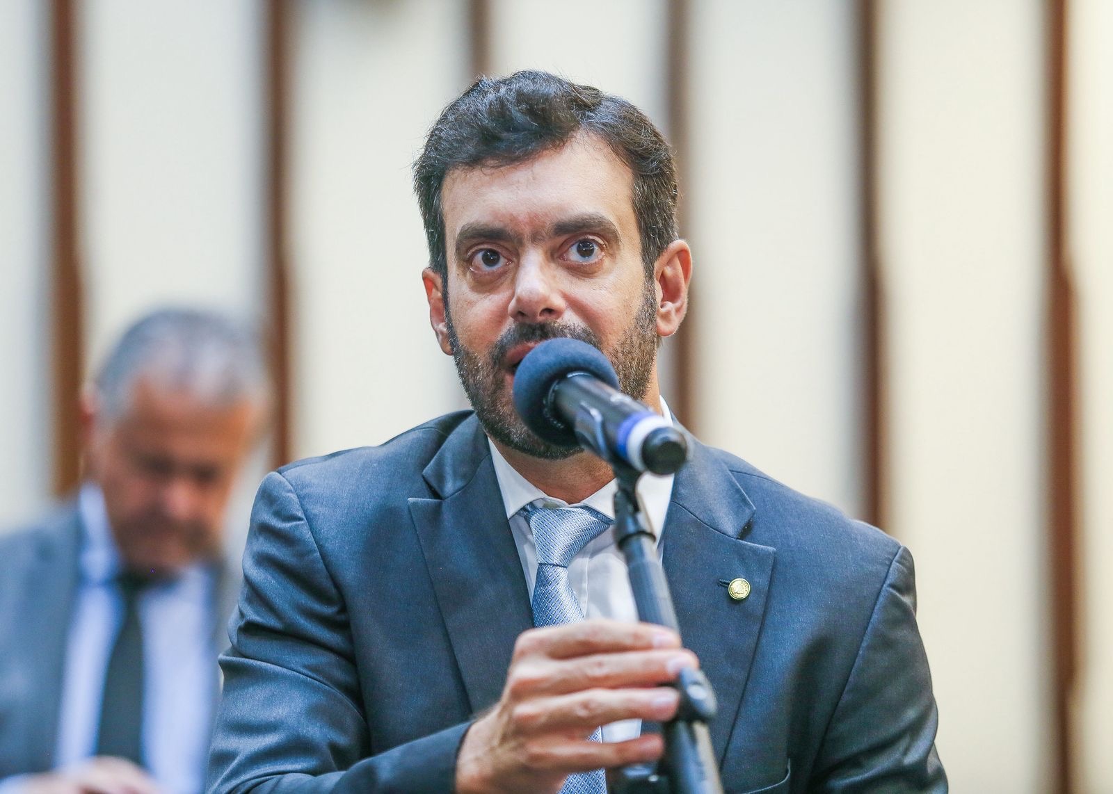 Tiago Correia critica redução de assentos em voos para Guanambi e Conquista: “Passageiro paga mais caro para viajar pior”