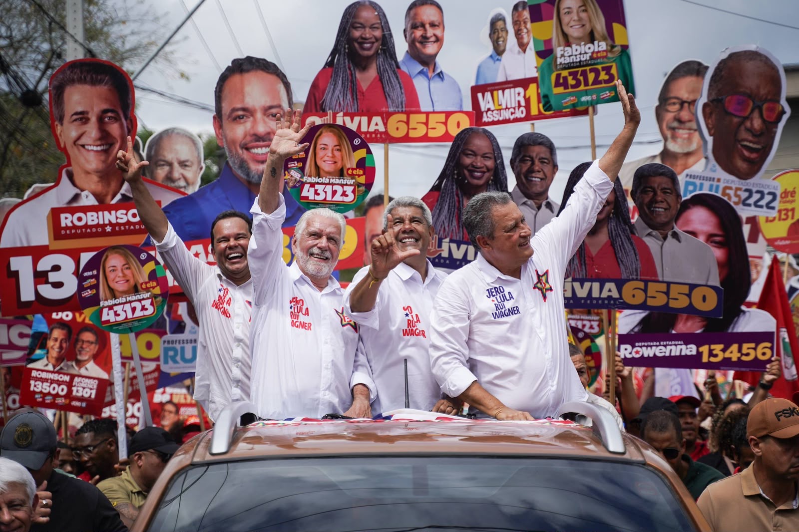 "Uma entrega revolucionária e completa": Wagner destaca impacto do VLT e das intervenções do Estado no Subúrbio durante caminhada em Periperi