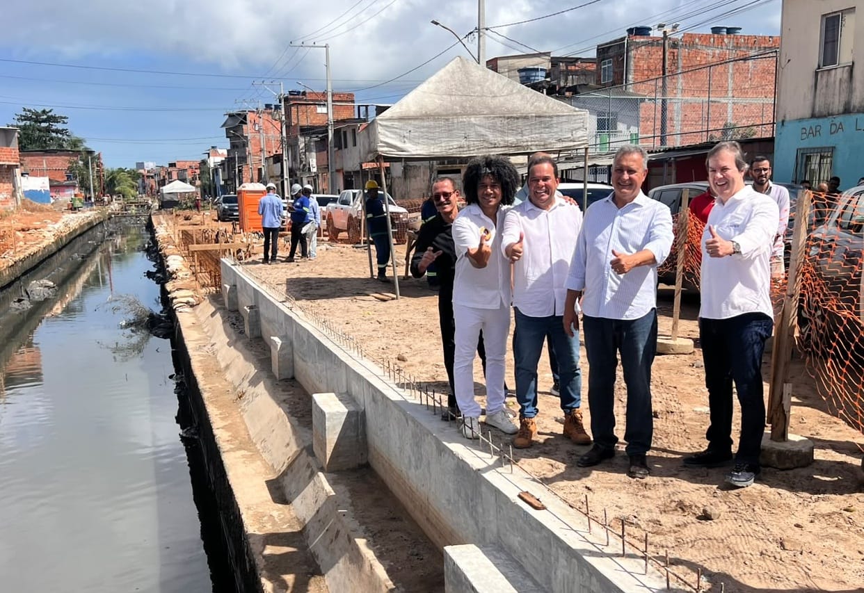 Vice-governador realiza vistoria às obras de micro e macrodrenagem da Cidade Baixa, ao lado de Rui Costa e Jaques Wagner