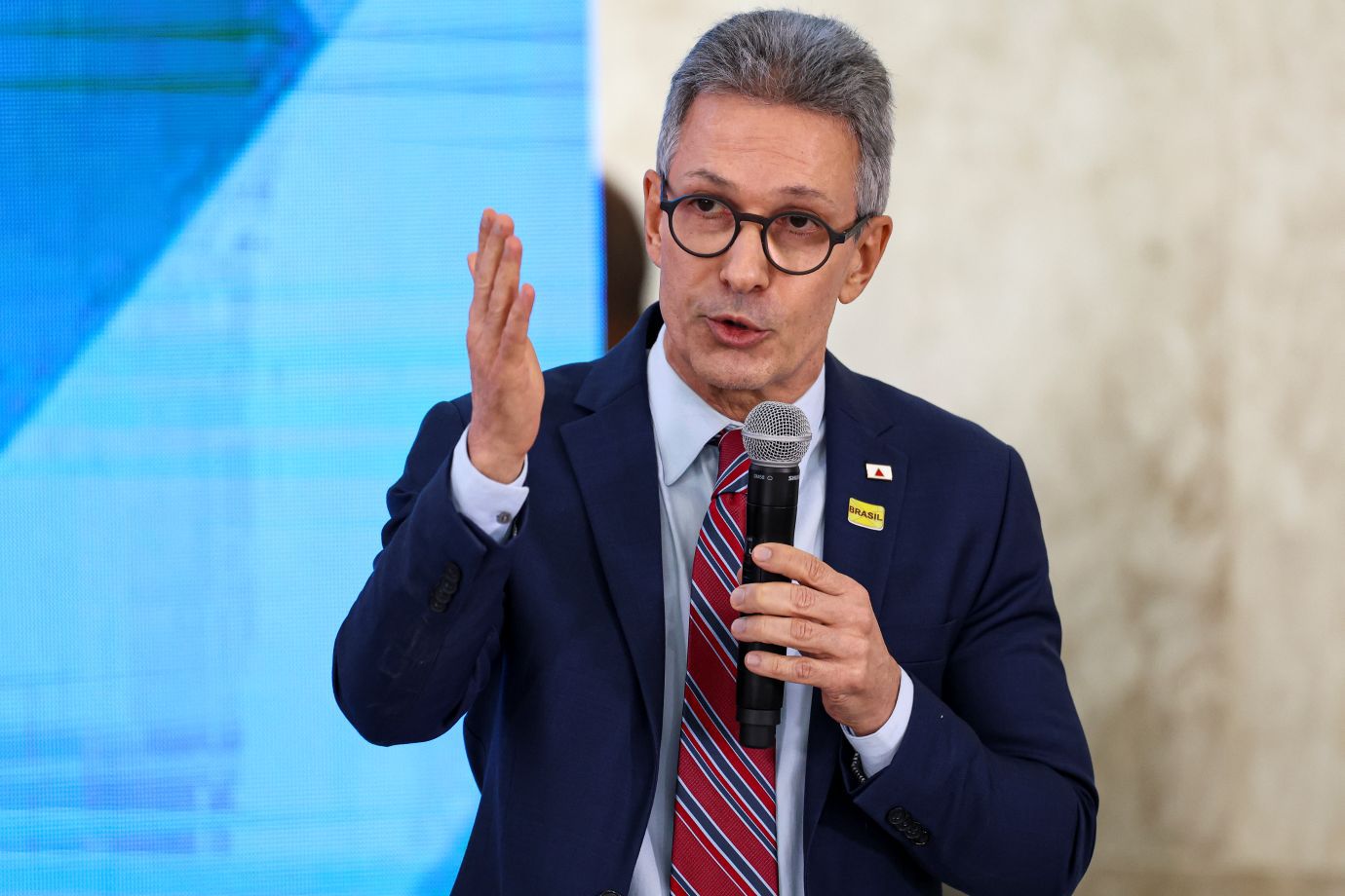 Zema critica caderneta da gestante e diz que governo Lula “substituiu mães por pessoa que gesta”